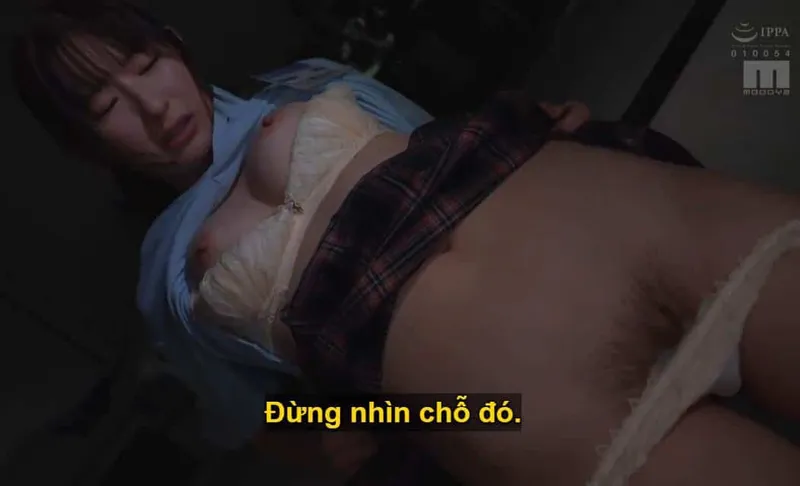 Ông chủ toan tính "lên giường" với cô nhân viên dưới quyền kiêu kỳ lười nhác, suốt ngày chỉ mải mê chat chit cùng người yêu.